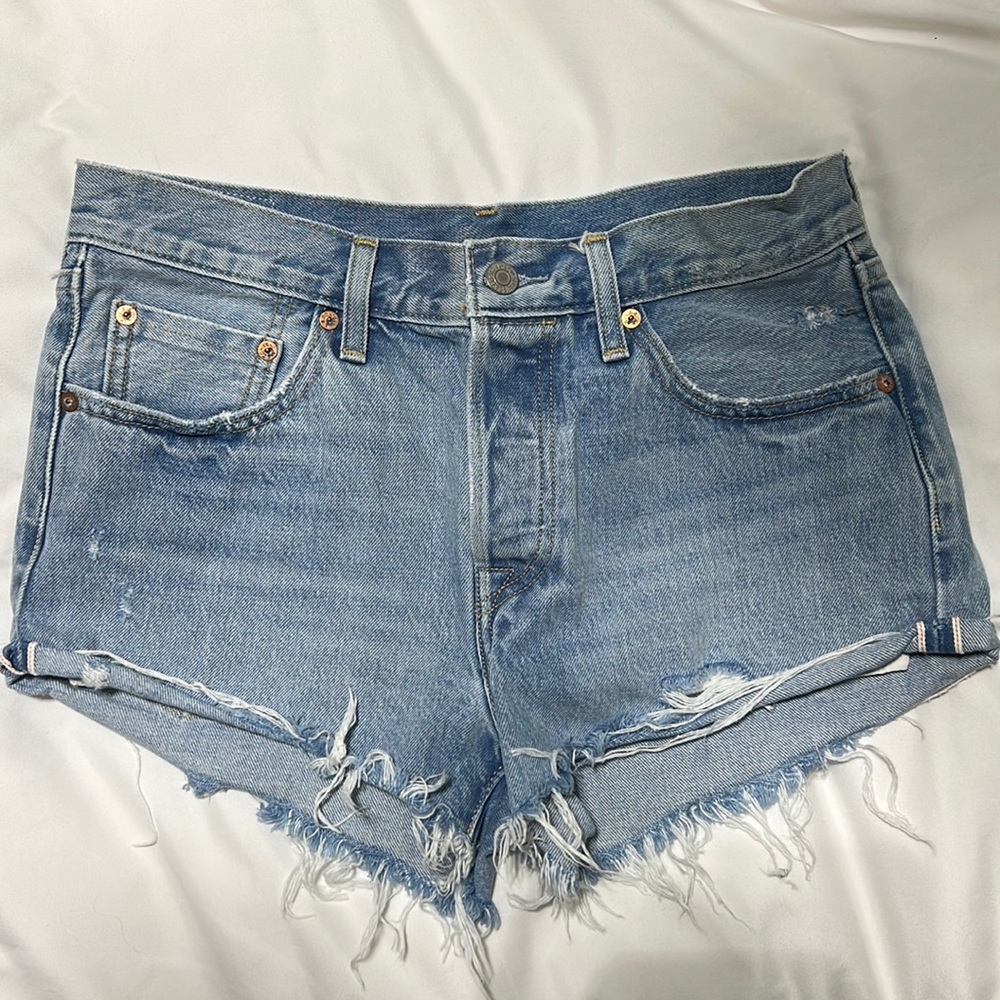 Aritzia Levi’s Denim Shorts (new)